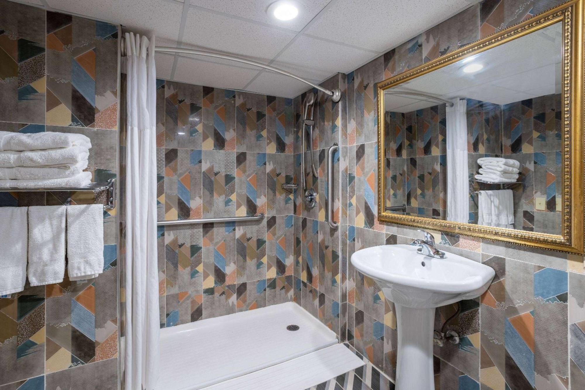Days Hotel By Wyndham North Bergen Εξωτερικό φωτογραφία