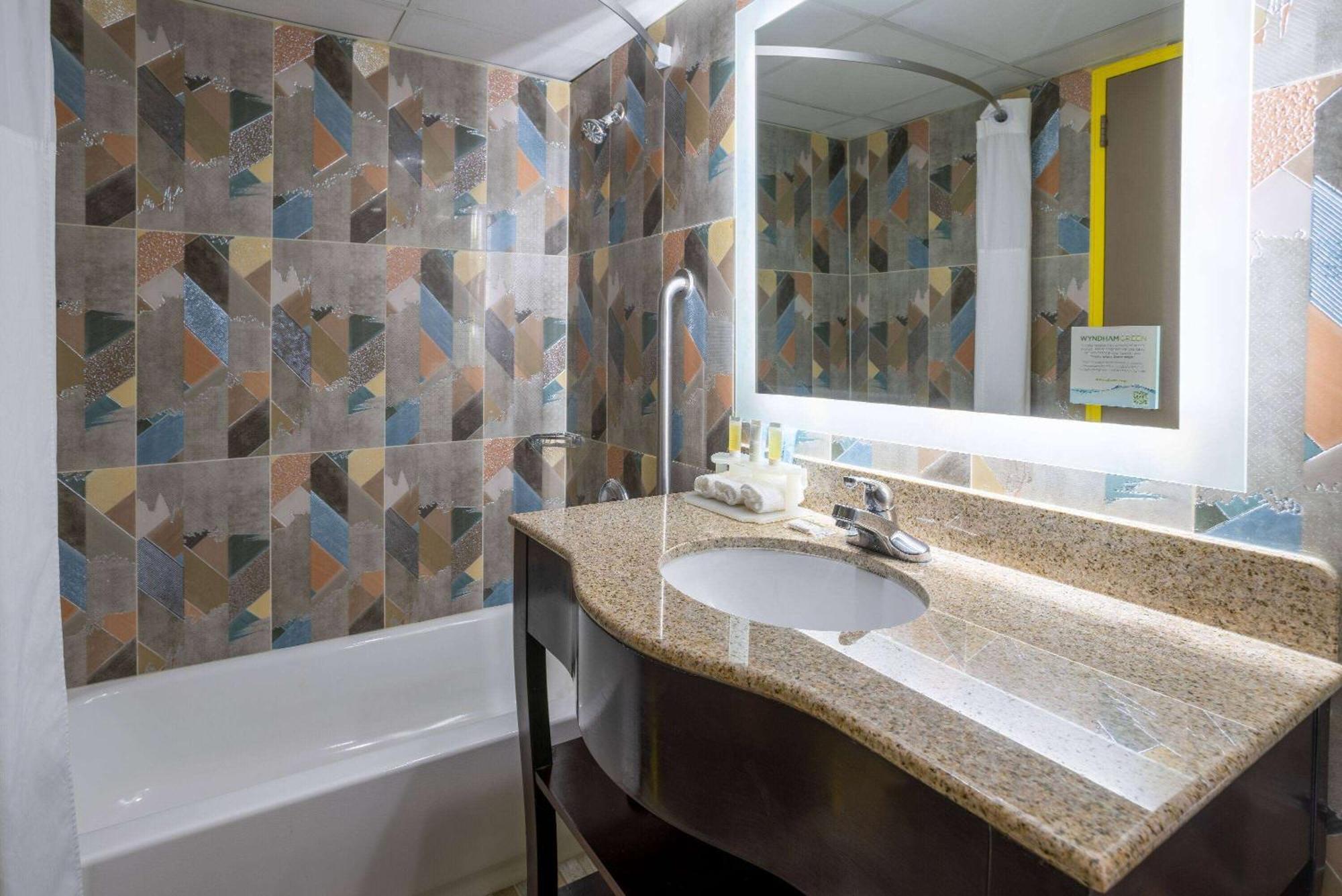 Days Hotel By Wyndham North Bergen Εξωτερικό φωτογραφία