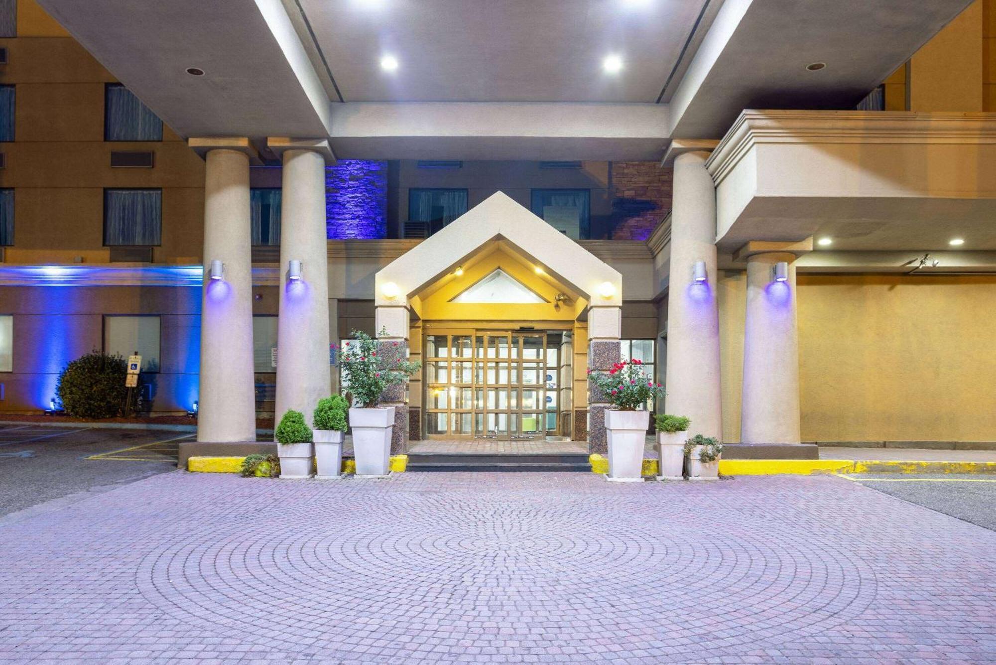 Days Hotel By Wyndham North Bergen Εξωτερικό φωτογραφία